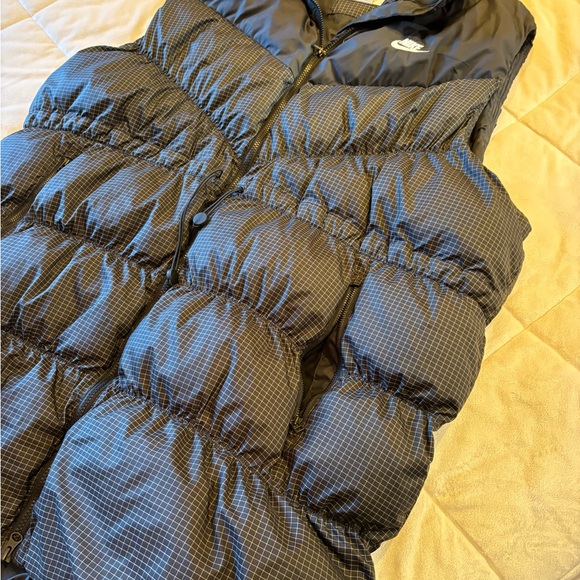 Nike Sportswear Windpuffer is a high-performance, stylish outerwear!! - Picture 9 of 11